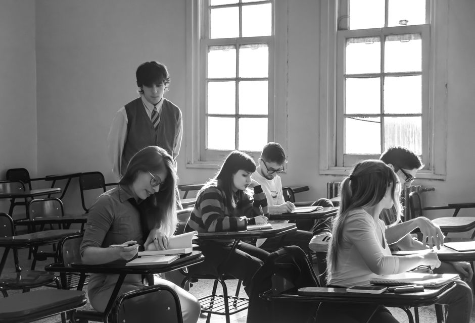 Иллюстрация аналитики: графики и показатели на экране